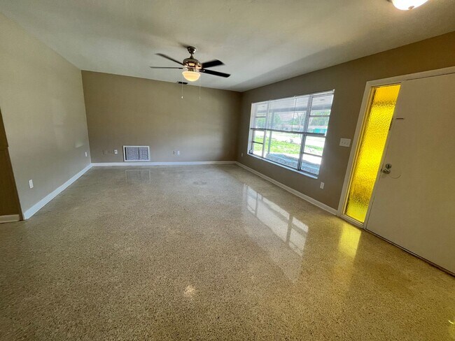 Building Photo - Nicely Renovated 3/2 W/GARAGE