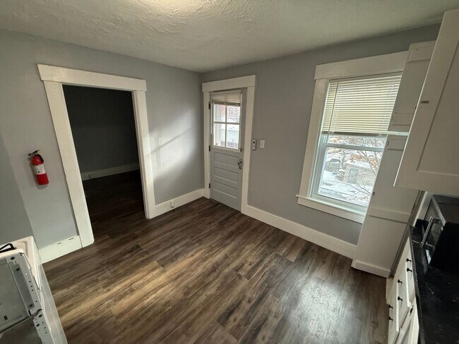 Foto del edificio - Third floor, 2 bed/1 bath, West Manchester $1700