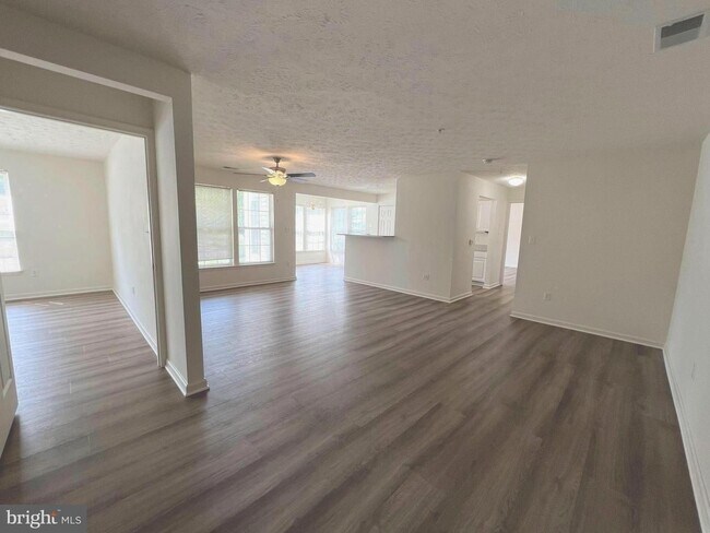 Building Photo - Gorgeous light filled 2 bedroom 2 bath con...