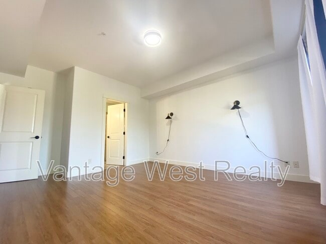 Building Photo - 2551-2551 Shoreline Dr