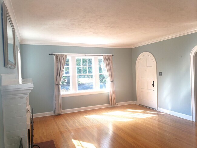 Foto del edificio - Charming Alameda Home with 3 Levels of Liv...