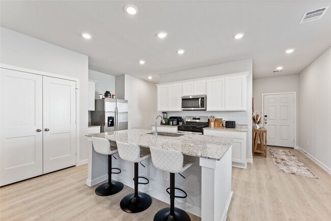 Foto del edificio - 16215 Globetrotter Ct