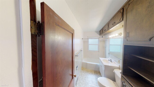 Building Photo - 5 br, 2 bath House - 211 12th Ave NW