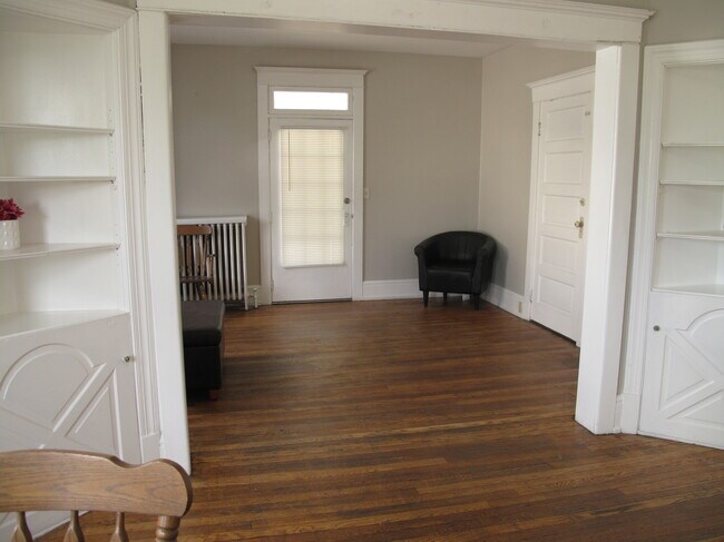 lr 2 - 405 Dryden Rd