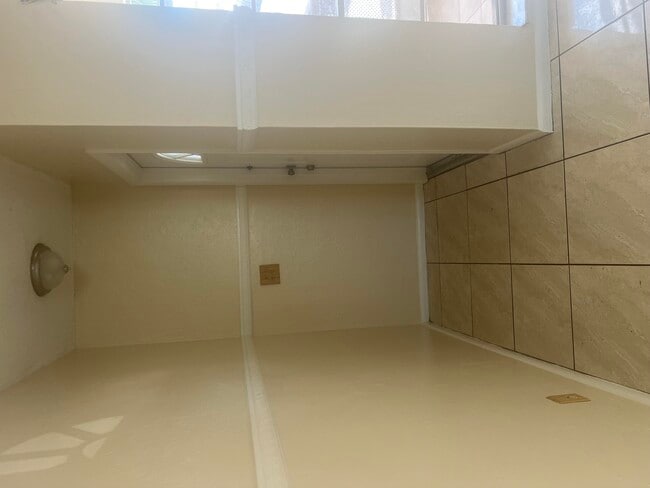 Building Photo - 2073 E Bond Dr
