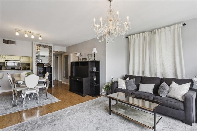 Foto del edificio - 3481 Lakeside Dr NE
