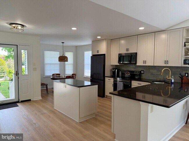 Foto del edificio - 113 Loganberry Ln