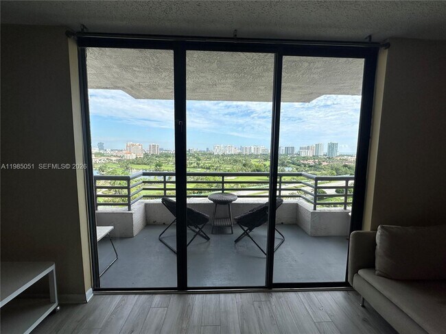 Foto del edificio - 3300 NE 191st St