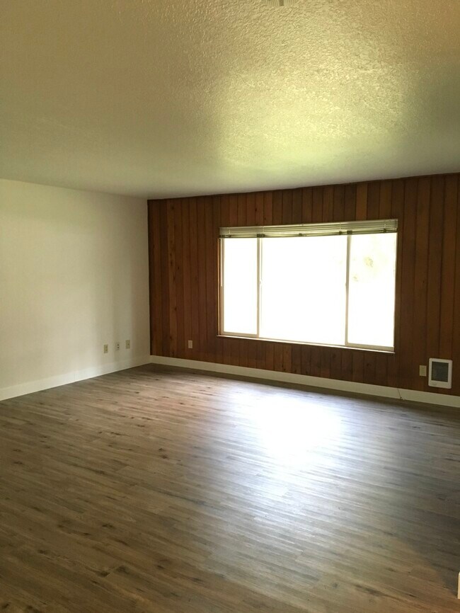 Building Photo - Available Now Duplex in the heart of Graham