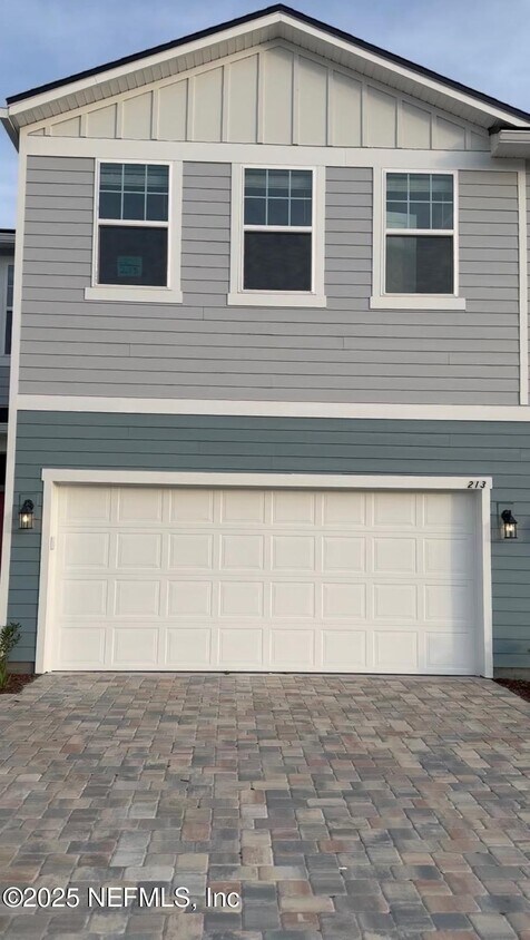 Foto principal - 213 Silver Myrtle Ct