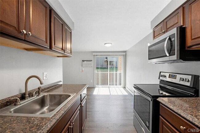 Foto del edificio - 556 Village Blvd N