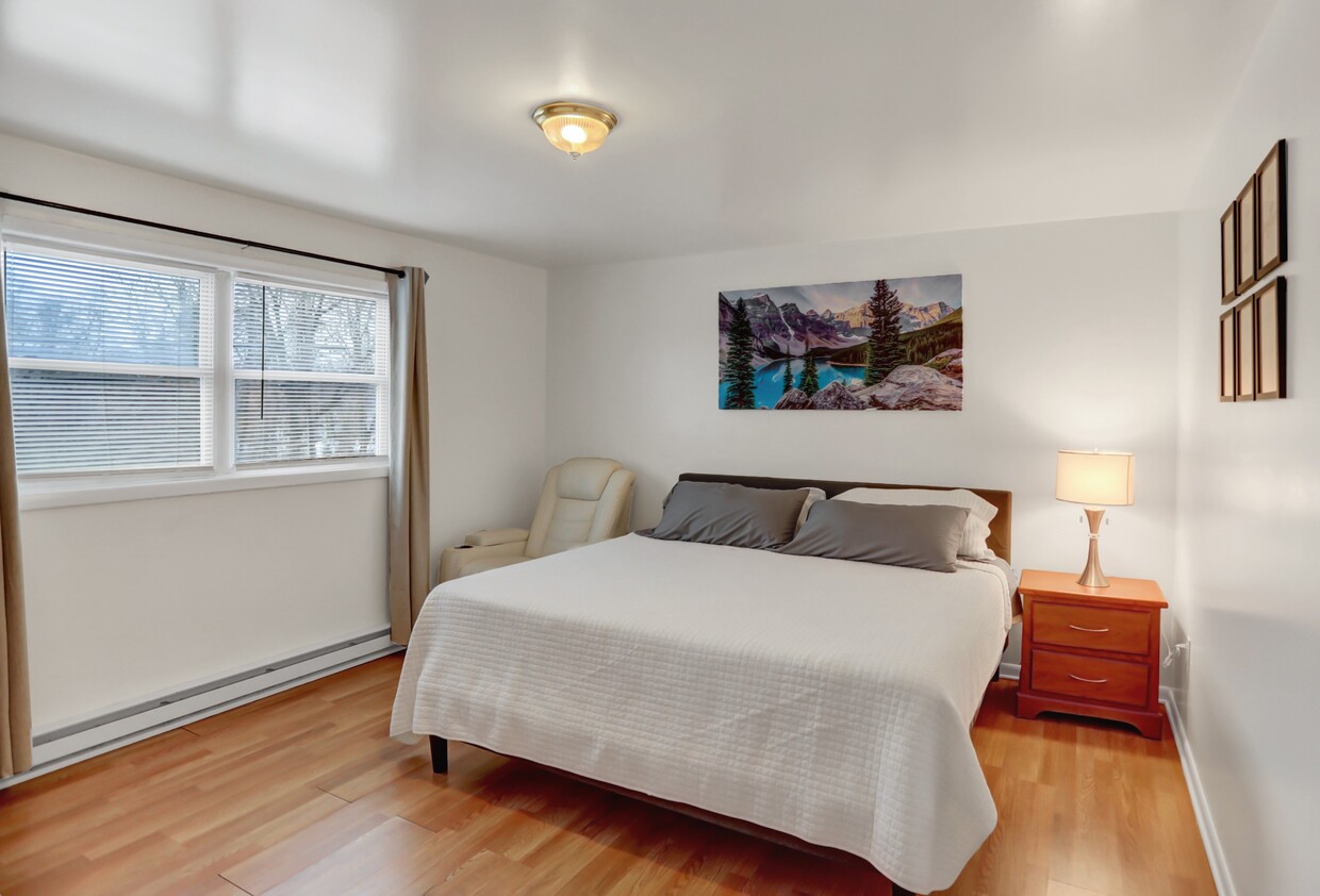 Foto principal - 1615 N River Rd