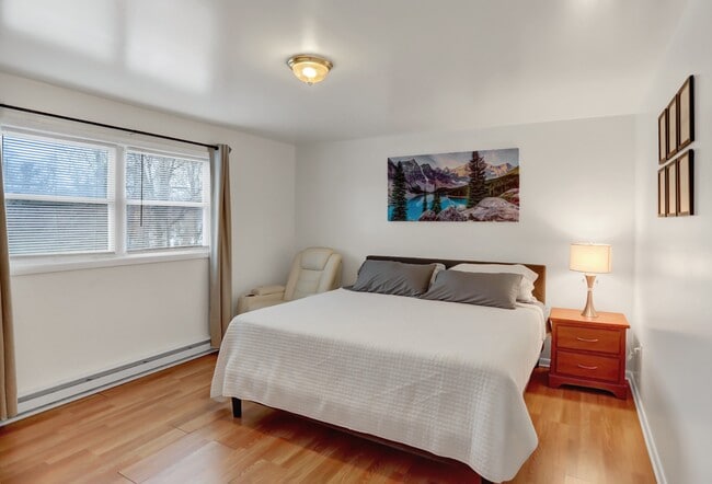 Building Photo - 1615 N River Rd