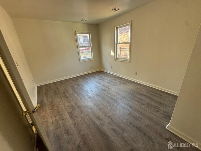 Building Photo - 724 Cortlandt St