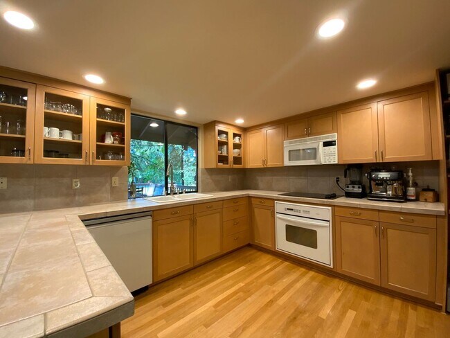 Building Photo - Charming 3BD/3BTH Mill Creek Home Golf Cou...