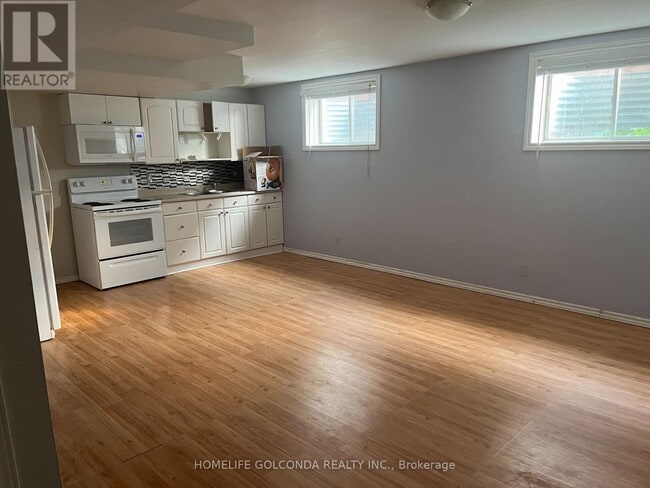 Building Photo - 179 Hanmer St W