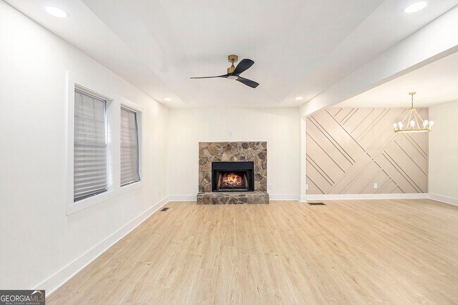 Foto del edificio - 107 Lake Ridge Rd