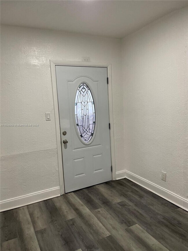 Building Photo - 662 Tamiami Blvd