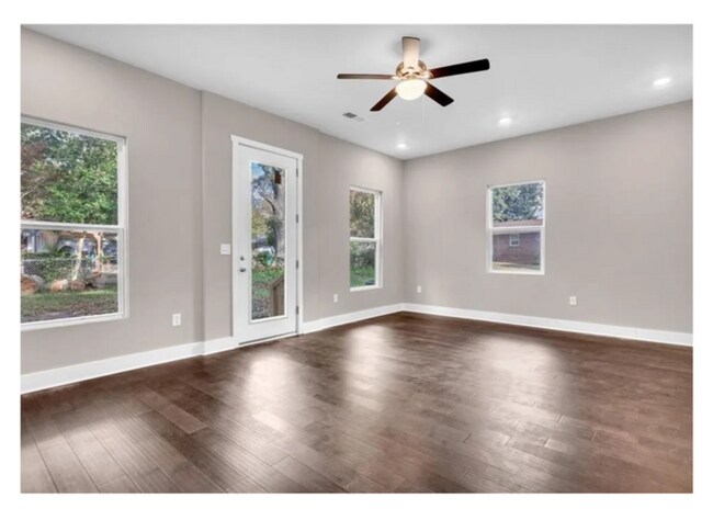 Building Photo - Fully Renovated Ranch-Style Home with Mode...