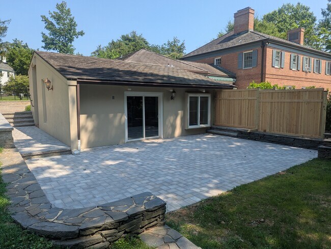 Building Photo - 213 Constitution Dr