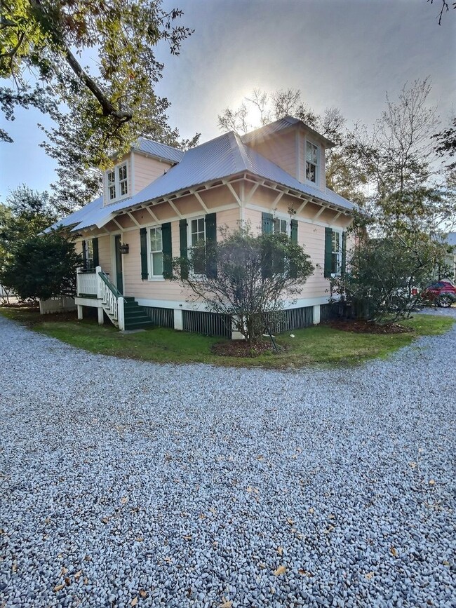 Building Photo - Commercial/Residential 3 Bedroom 3 Bath Cottage Close to Downtown Ocean Springs