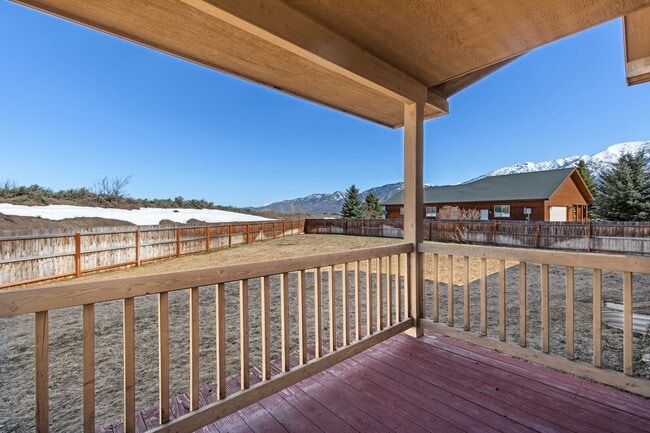 Building Photo - 708 Palisades Dr