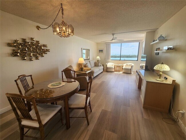 Foto del edificio - 6295 Bahia Del Mar Cir