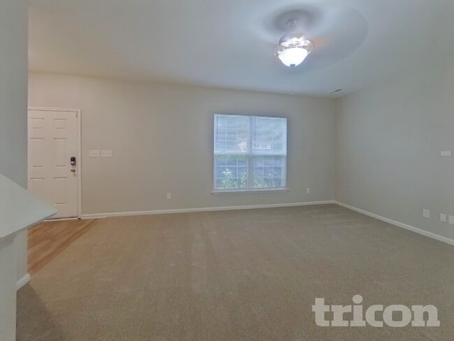 Building Photo - 2092 Roscommon Dr