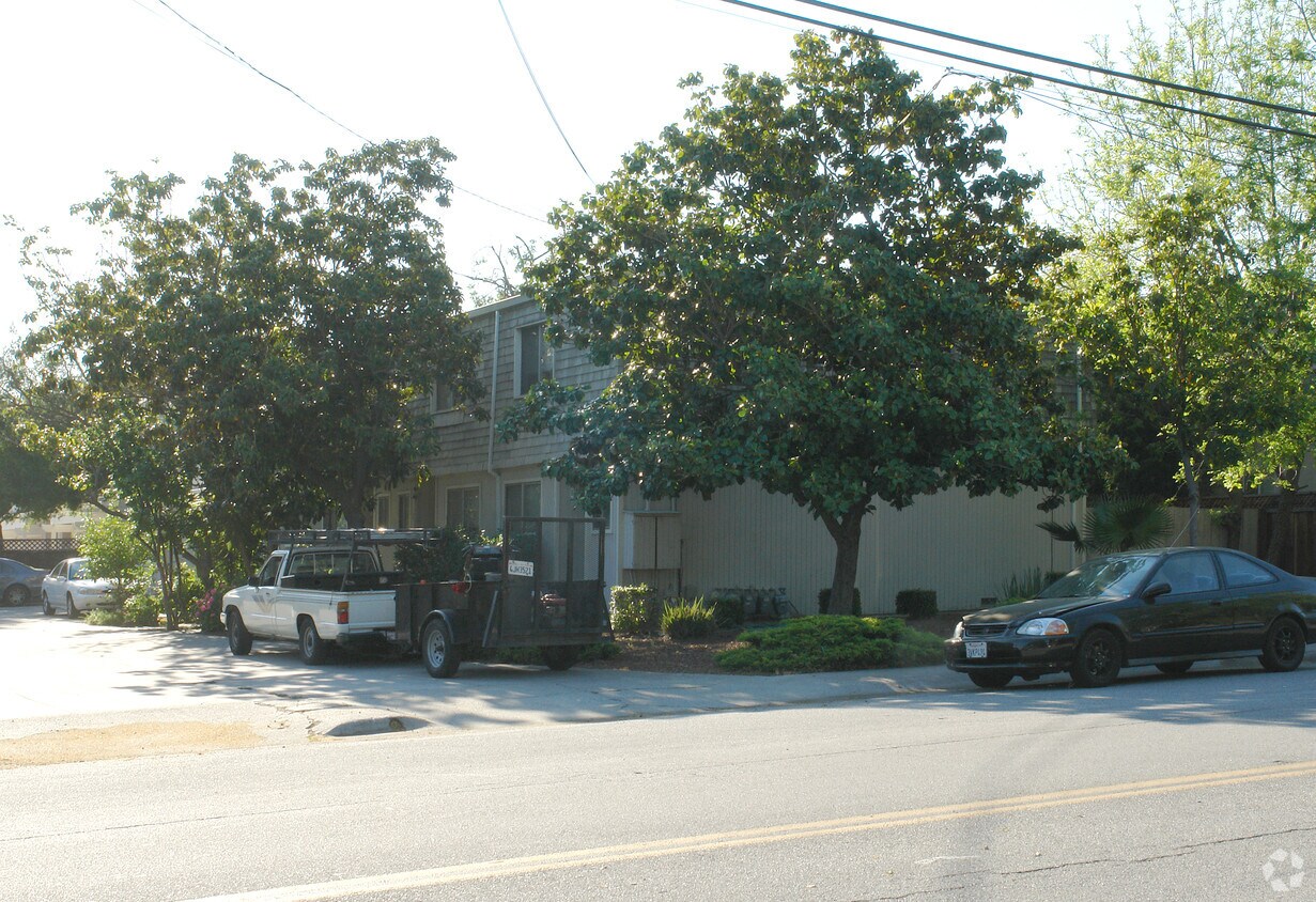Foto del edificio - 372-382 S Cypress Ave
