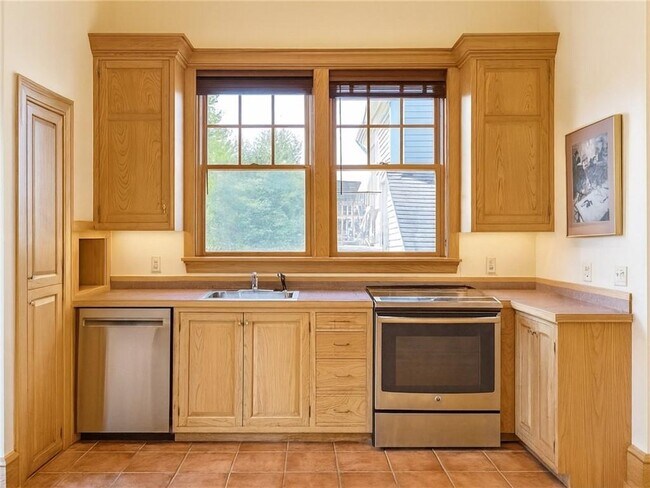 Building Photo - 14 Chestnut St