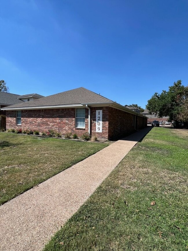 Building Photo - 1209 Bagby Ave