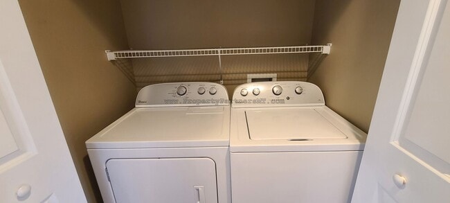 Building Photo - (August Free!) Beautiful 3 Bed 2.5 Bath To...