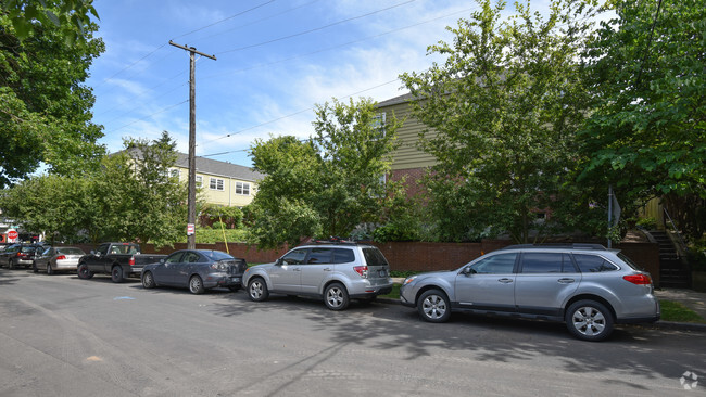 Building Photo - Chapman Manor