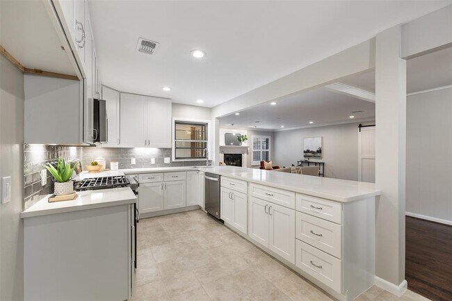 Building Photo - 2118 Lazybrook Dr