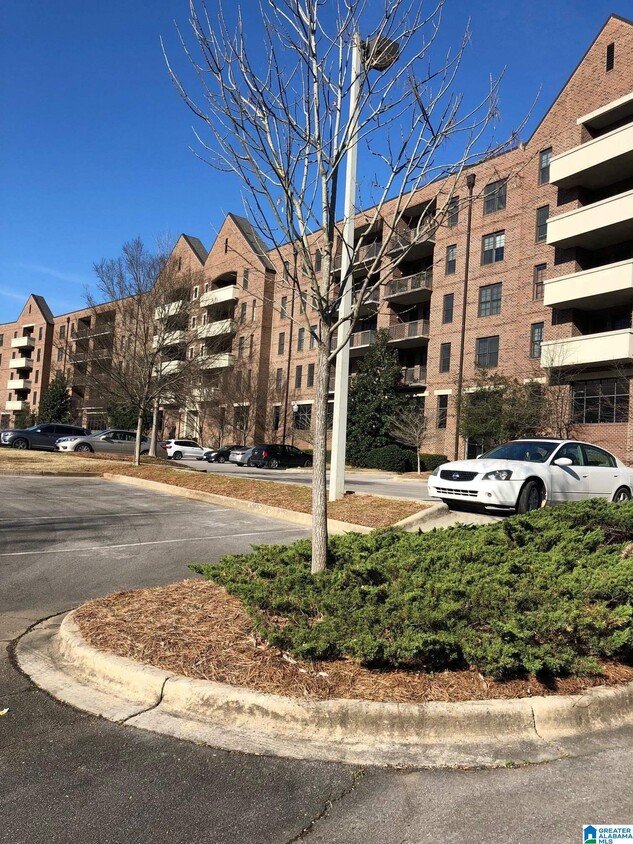 Primary Photo - 1040 Broadway Pk