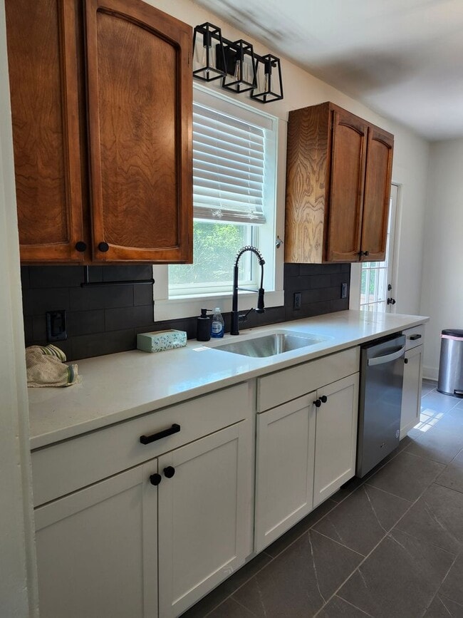 Building Photo - Coming in August - 2 Bedroom 1 bath home i...