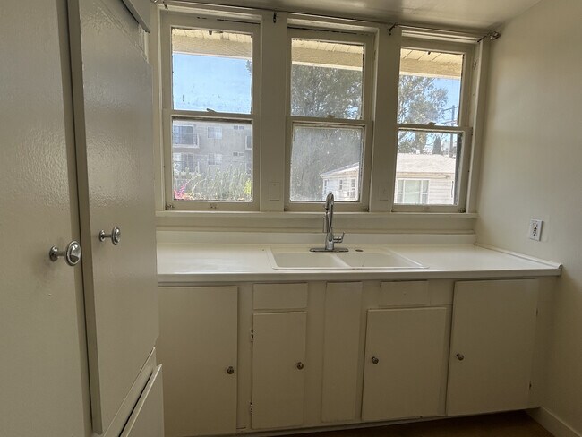 Foto del edificio - 1323 N Orange Dr