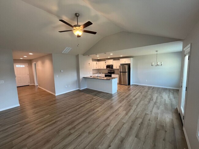 Foto del edificio - Beautiful Nearly New 3 Bed Home In Willard...