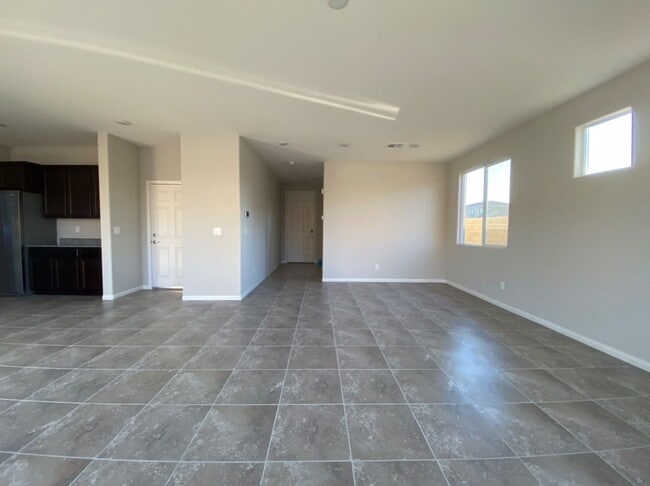 Foto del edificio - 4 BED 2.5 BATH 2 CAR GARAGE,  LARGE CORNER...