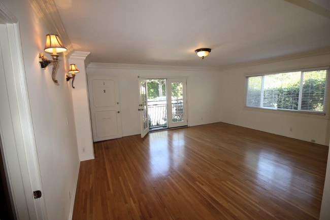 Building Photo - 432 S Doheny Dr