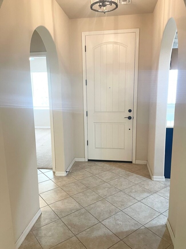 Building Photo - Gorgeous 2 Bed/2 Bath + Den Home In Litchf...
