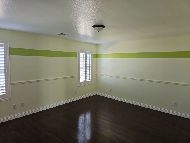Building Photo - Beautiful 4 bedroom 2.5 bath !