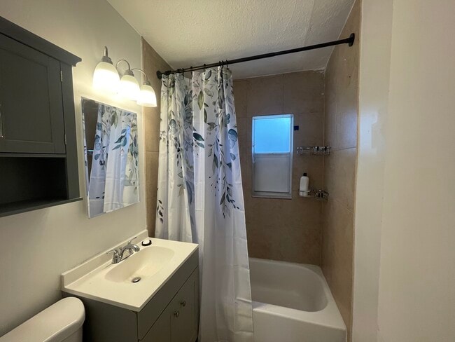 Foto del edificio - 2381 Rutland St
