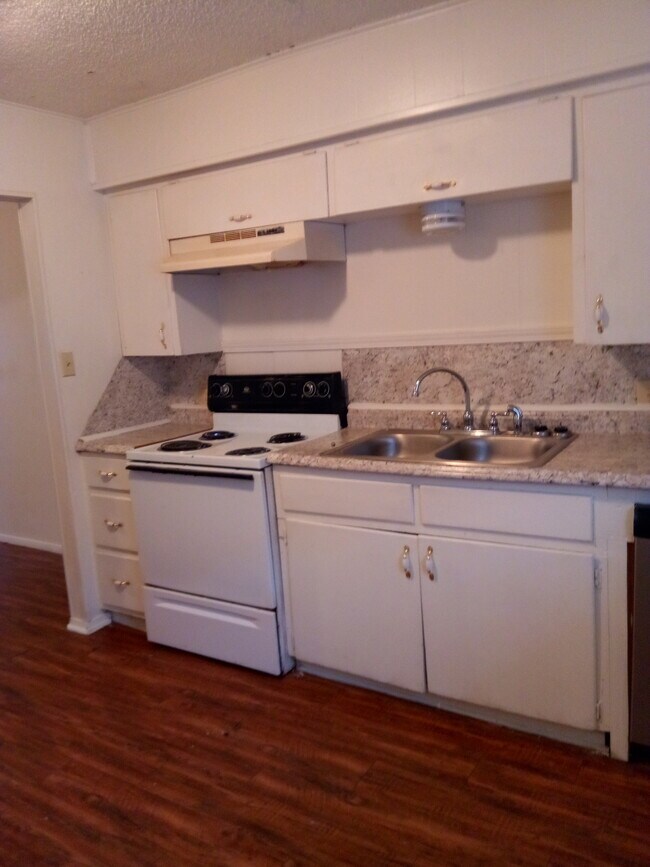 Building Photo - 1815 SW B Ave #D