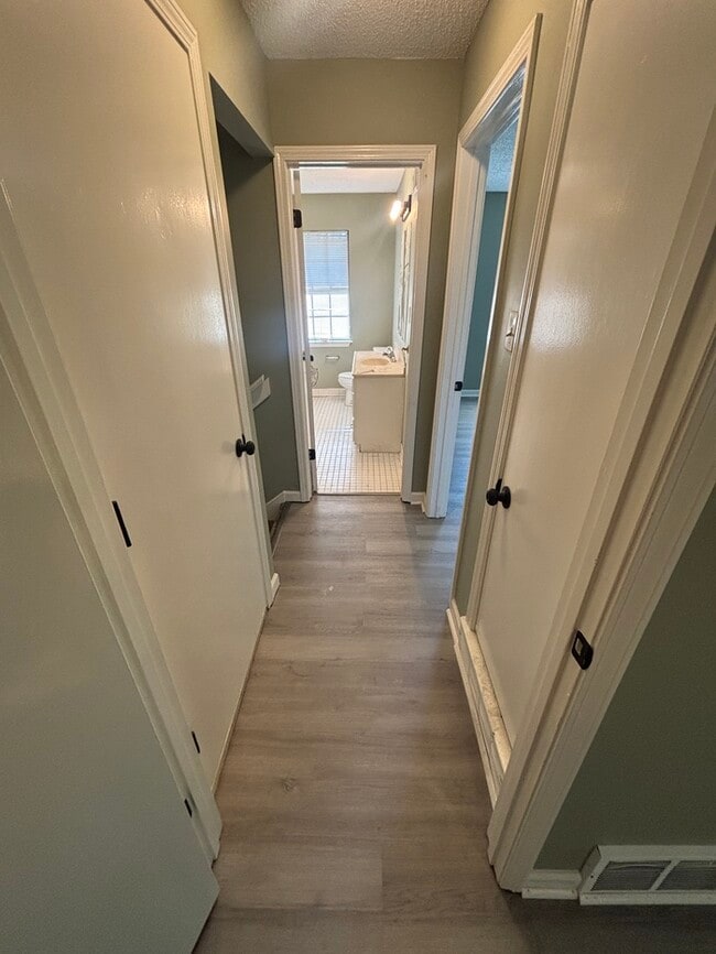 Building Photo - GORGEOUS 4 bedroom/ 3 bathroom HOME, SPACI...