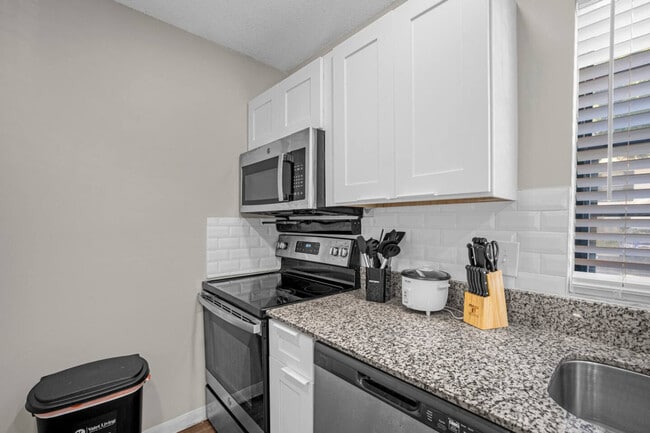 Building Photo - 13803 Heritage Club Dr