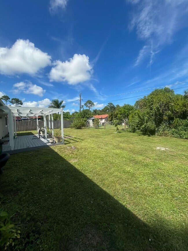 Foto del edificio - 633 NE Larkspur Ln
