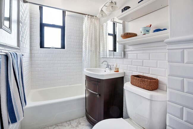 Foto del edificio - 225 E 36th St