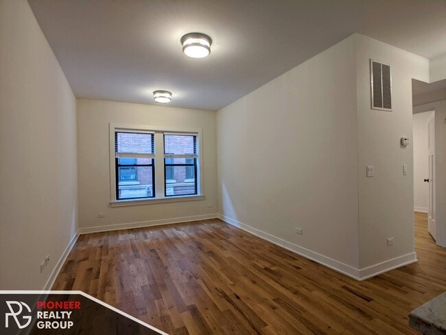 Building Photo - 2209 W Eastwood Ave