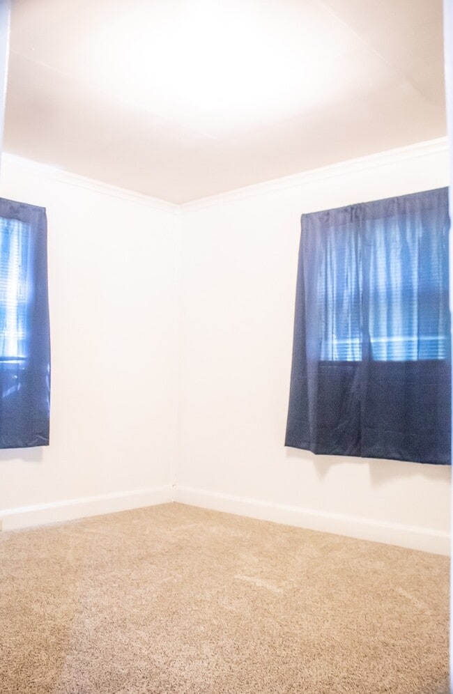 Building Photo - 3 bedroom home with detached garage!